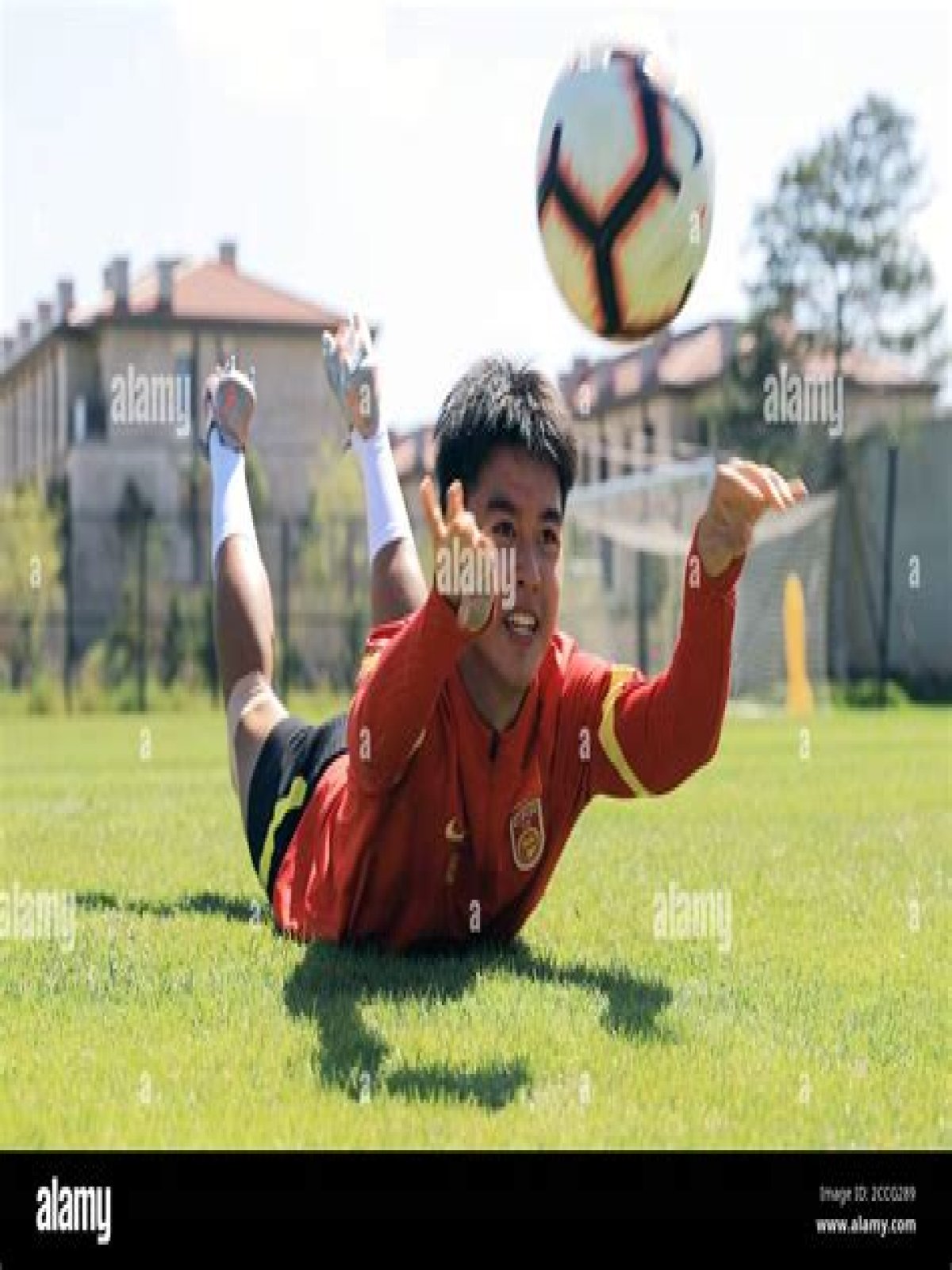 Chinese men's U16 national football team holds training session - Xinhua